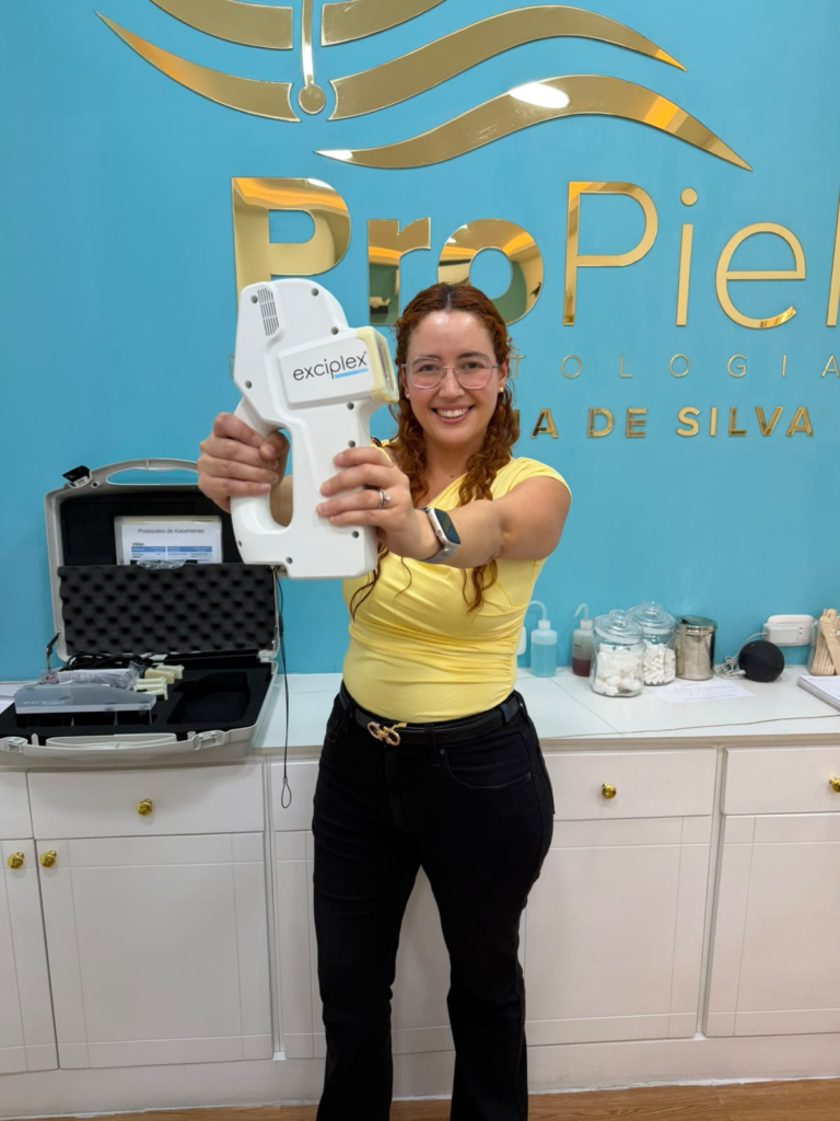 Dermatologa sosteniendo laser exciplex